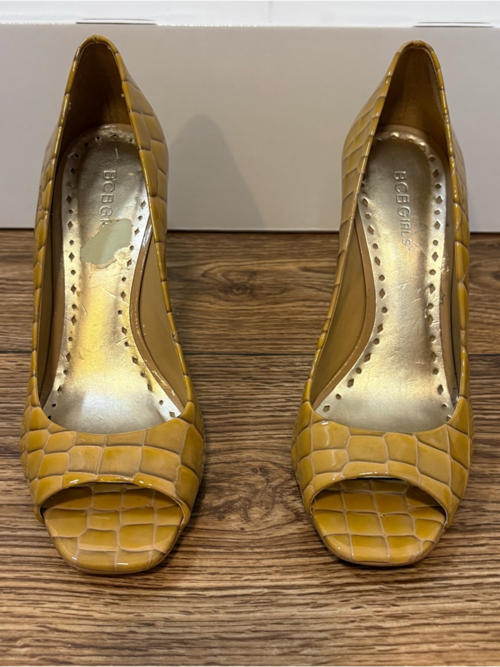 BCBGirls Tan Croc Embossed Patent Peep Toe Heels 4” Stiletto Pumps 8.5
